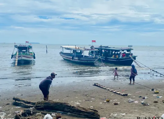 Kapal dipenuhi pengunjung hendak melakukan penyeberangan menuju Kepulauan Seribu, Senin 12 Mei 2025. (Sumber: Poskota/Primayanti Juli Kumala Manalu)