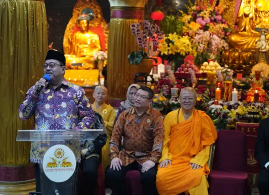Wakil Gubernur Jakarta Rano Karno saat memberikan sambutan di acara Perayaan Tri Suci Waisak, Wihara Ekayana Arama–Indonesia Buddhist Centre, Jakarta Barat, Senin 12 Mei 2025. (Sumber: Poskota/Bilal Nugraha Ginanjar)