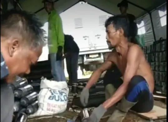 Beredar video sejumlah warga sipil diperbantukan oleh TNI dalam persiapan menjelang peledakan pemusnahan amunisi kedaluwarsa di Garut. (Sumber: Capture video tiktok @Qiii)