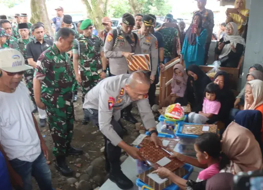 Kapolda Jawa Barat, Irjen Rudi Setiawan bersama Pangdam III Siliwangi Mayjen TNI Dadang Arif Abdurahman berkunjung ke rumah keluarga korban ledakan di Desa Sagara, Kecamatan Cibalong, Kabupaten Garut, Jawa Barat. (Sumber: Humas Polda Jawa Barat)