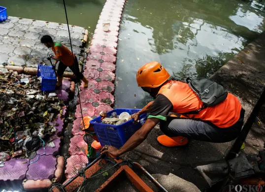 Pembersihan Sampah di Kali Cideng