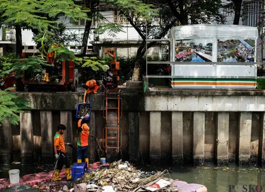 Petugas Unit Penanganan Sampah Badan Air (UPS Badan Air) Kecamatan Tanah Abang membersihkan tumpukan sampah yang mengendap di aliran Kali Cideng, Tanah Abang, Jakarta, Selasa, 13 Mei 2025. (Sumber: Poskota/Bilal Nugraha Ginanjar)