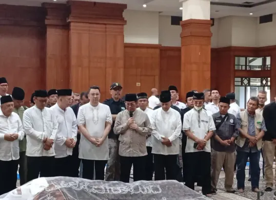 Gubernur Jakarta Pramono Anung saat memberikan ucapan belasungkawa kepada mantan Wakil Gubernur Jakarta periode 1984-1987 Mayor Jenderal (Mayjen) TNI (Purn) Eddie Mardjoeki Nalapraya. (Sumber: Poskota/M. Tegar Jihad)