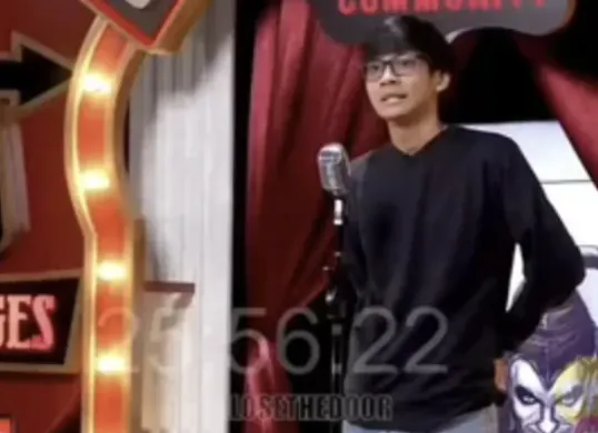 Fito Ditapradja saat tampil dalam acara stand-up comedy yang videonya viral karena menyindir Gubernur Jawa Barat, Dedi Mulyadi. (Sumber: TikTok/@kang.dedi.for.ri)