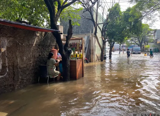 Banjir menggenang pemukiman warga Karya Mulia, Kecamatan Karang Tengah, Kota Tangerang pada Rabu, 13 Mei 2025. (Sumber: Poskota/Prima Juli Manalu)