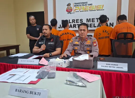 Polisi menangkap Sambo Cs yang telah 10 kali merampas motor dengan modus debt collector gadungan. (Sumber: Poskota/Angga Pahlevi)