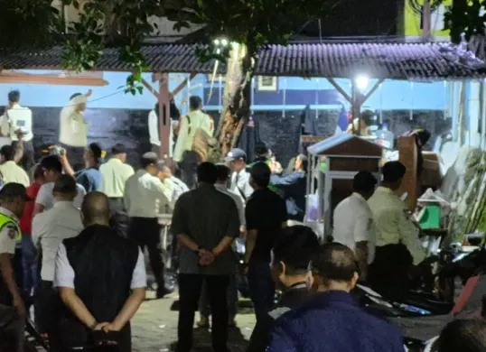 Kegiatan pembongkaran posko organisasi masyarakat (ormas) BPPKB Banten yang berada di kawasan Pasar Induk Kramat Jati, Rabu, 14 Mei 2025 malam. (Sumber: Dok. Polsek Kramat Jati)