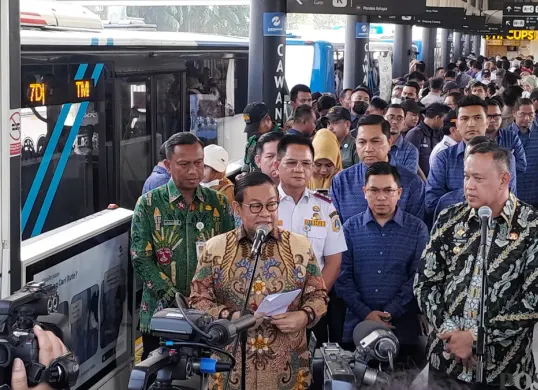 Gubernur Jakarta Pramono Anung dan Wali Kota Tri Adhianto saat meresmikan TransJabodetabek Rute Vida Bekasi - Cawang di Halte  Cawang Sentral, Jakarta Timur, Kamis 15 Mei 2025. (Sumber: Poskota/M. Tegar Jihad)