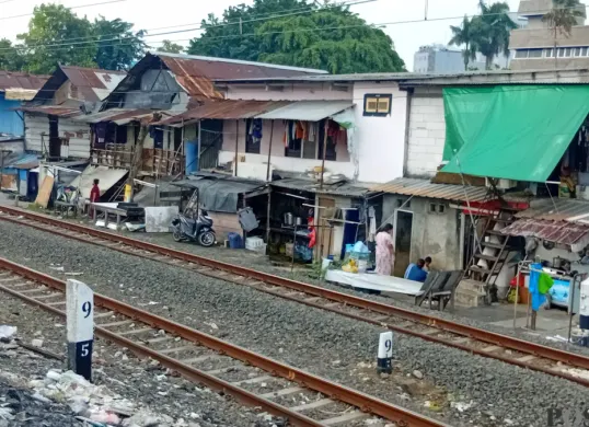 Pemukiman kumuh di Rel Penjompongan, Jakarta Pusat, Jumat 16 Mei 2025. (Sumber: Poskota/M. Tegar jihad)
