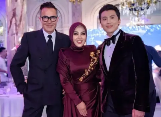 Potret Syahrini (tengah), Reino Barrack (kanan) dan petinggi Hermes Michael Costefr (kiri) saat berada di Gala Dinner Cannes Film Festival 2025. (Sumber: Instagram/@houseofsyahrini)