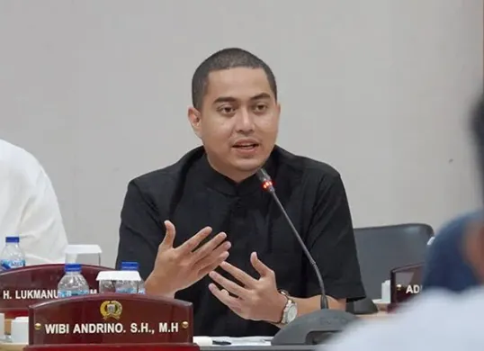 Koordinator Komisi D DPRD DKI Jakarta Wibi Andrino mendesak pemerintah provinsi melakukan penataan ulang kawasan kumuh. (Sumber: Dok. Pribadi)