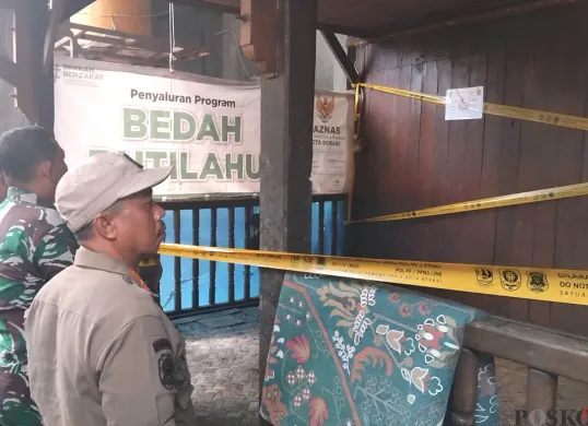 TKP kasus pencabulan bermodus spiritual di Pondok Melati, Kota Bekasi, disegel aparat. (Sumber: Poskota/Nurpini Aulia Rapika)