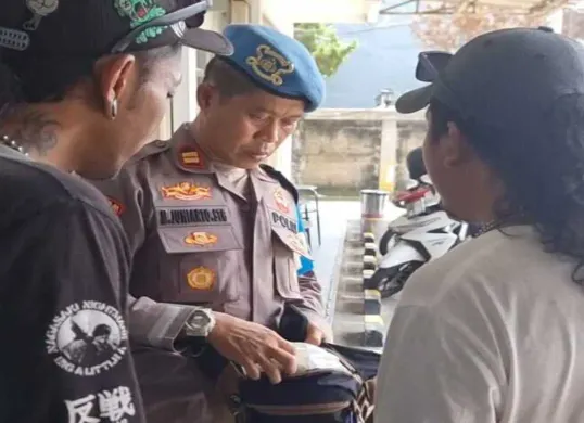 Polisi mengamankan obat keras dari tangan seorang jukir liar bersama kedua orang lainnya dalam Operasi Berantas Jaya 2015 di Cinere, Kota Depok. (Sumber: Humas Polsek Cinere)