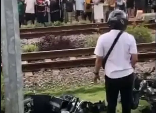 KA Malioboro Express tabrak 7 kendaraan di perlintasan Kelurahan Mangge, Magetan. 4 orang tewas, 3 luka. Diduga palang pintu terbuka saat kereta belum sepenuhnya lewat. (Sumber: Capture Instagram @arpah_prizensa)