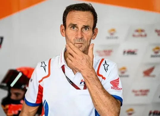 Alberto Puig dikabarkan tengah mempertimbangkan mundur dari jabatannya sebagai Manajer Tim Repsol Honda. (Sumber: @motosan_es)