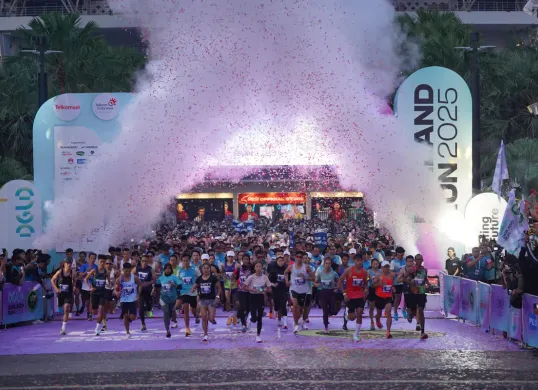 Para peserta Digiland Run 2025 mulai berlari setelah flag off Digiland Run 2025. (Sumber: Dok. Telkom Indonesia)