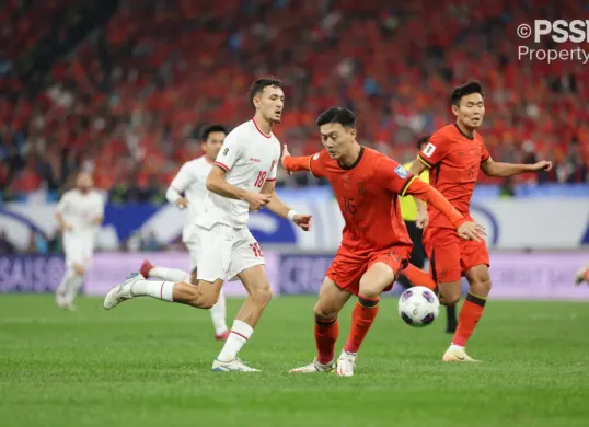 Aksi Jiang Shenglong (16) di laga Timnas China vs Indonesia pada kualifikasi Piala Dunia 2026 zona Asia. (Sumber: PSSI)