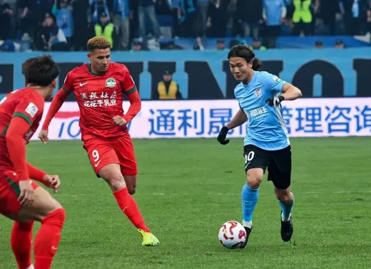 Pemain Dalian Yingbao FC, Liao Jintao. (Sumber: Instagram @dalian_ying_bo_fc)