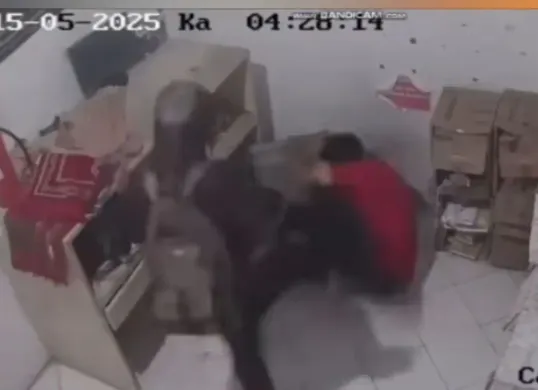 Aksi perampokan sebuah minimarket di Jakarta Pusat dengan menggunakan senpi. (Sumber: Tangkap Layar Instagram/@funnelmedia)