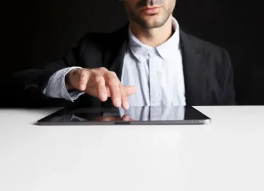 Bagaimana pinjol semi-legal bisa cair meski data SLIK OJK bermasalah? Temukan celah sistem dan risikonya dalam artikel investigasi ini. (Sumber: Freepik)
