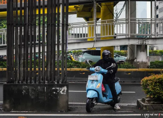 Sejumlah kendaraan melintas di samping deretan tiang pancang monorel yang belum selesai pengerjaannya di Jalan Rasuna Said, Kuningan, Jakarta Selatan, Rabu, 21 Mei 2025. (Sumber: Poskota/Bilal Nugraha Ginanjar)