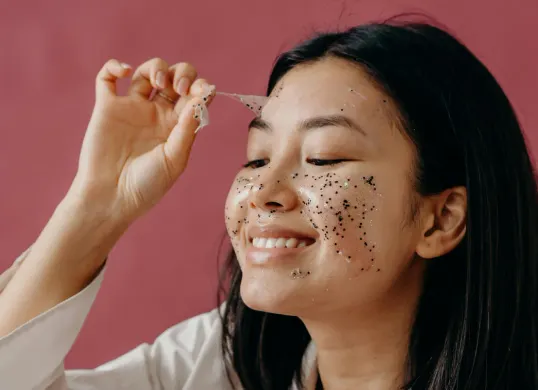 Cara buat masker eksfoliasi wajah. (Sumber: Pexels/Polina)