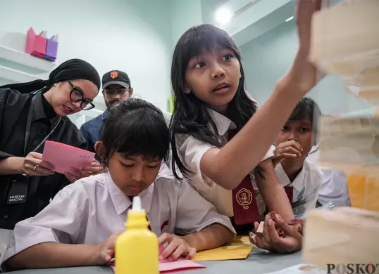 Sejumlah siswa Sekolah Dasar (SD) didampingi pebimbing mengikuti simulasi merancang tata kota di ruang instalasi interaktif Anak Museum MACAN, Jakarta, Kamis, 22 Mei 2025. (Sumber: Poskota/Bilal Nugraha Ginanjar)