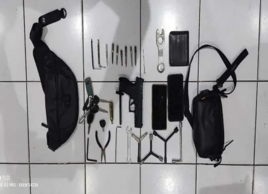 Barang bukti berupa senjata api yang diamankan polisi dari para pelaku curanmor. (Sumber: Polsek Koja)