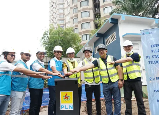 Jajaran manajemen BDx Indonesia dan PLN UID Jakarta Raya bersama-sama menekan tombol peresmian, menandai dimulainya energizing pasang baru 30.000.000 VA untuk PT Starone Mitra Telekomunikasi. (Sumber: Dok. PLN UID Jakarta Raya)