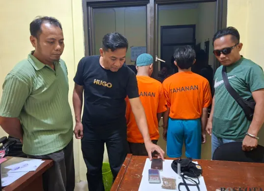 Kanit Reskrim Polsek Tajurhalang, Mareben Simarsoit memperlihatkan barang bukti dari dua peracik Narkoba Sinte di Mapolsek Tajurhalang, Jumat, 23 Mei 2025. (Sumber: Poskota/Angga Pahlevi)