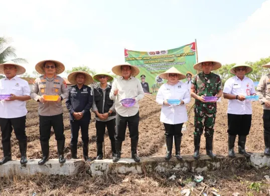 Pemerintah Kabupaten Tangerang menggencarkan Aksi Gerakan tanam jagung hibrida di Desa Buniayu, Kecamatan Sukamulya pada Sabtu, 24 Mei 2025. (Sumber: Setda Kabupaten Tangerang)