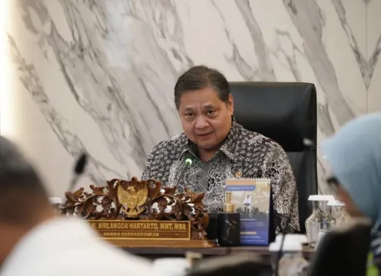 Menteri Koordinator Bidang Perekonomian, Airlangga Hartarto, Pemerintah ambil langkah strategis menahan kenaikan tiket pesawat akibat harga avtur yang melonjak. (Sumber: Instagram/@Airlangga Hartarto)