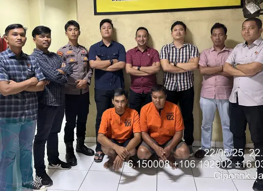 Dua tersangka kasus dugaan penggelapan kendaraan dump truk saat ditahan di Mapolda Banten. (Sumber: Dok. Polda Banten)