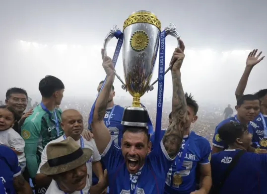 Persib Bandung menutup kompetisi dengan gelar juara back to back, simak fakta menariknya. (Sumber: persib.co.id)