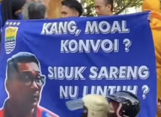 Spanduk Ridwan Kamil Curi Perhatian Saat Konvoi Persib, Ini Makna dan Reaksi Publik. (Sumber: TikTok/@nunuarsya01)