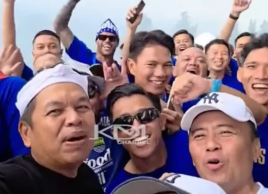 Gubernur Jawa Barat Dedi Mulyadi bersama para pemain Persib Bandung. (Sumber: YouTube/KANG DEDI MULYADI CHANNEL)