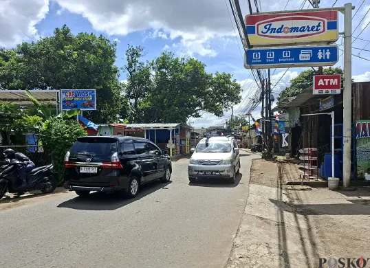 Jalan Raya Pengasinan Sawangan, Kota Depok, yang ramai dari kendaraan menjadi lokasi peristiwa penyerangan petugas Kejagung RI hingga terluka parah di tangan. (Sumber: POSKOTA | Foto: Angga Pahlevi)