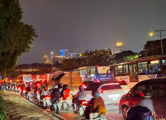 Kemacetan parah di Jalan Gatot Subroto arah Pancoran, Jakarta Selatan, Rabu 28 Mei 2025. (Sumber: POSKOTA | Foto: Ali Mansur)