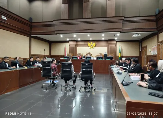 Mantan pejabat Mahkamah Agung, Zarof Ricar, menjalani sidang tuntutan di Pengadilan Tipikor Jakarta. Ia dituntut 20 tahun penjara dalam kasus suap dan gratifikasi terkait perkara Gregorius Ronald Tannur di PN Surabaya. (Sumber: Poskota/Ramot Sormin)
