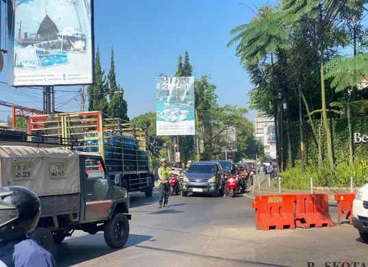 Sejumlah kendaraan melintas di Simpang Betrix Lembang, Kamis 29 Mei 2025. (Sumber: Poskota/Gatot Poedji Utomo)