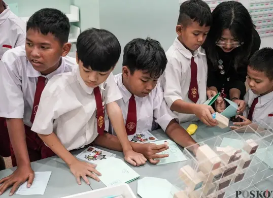 Ilustrasi, Sejumlah siswa SD didampingi pebimbing mengikuti simulasi merancang tata kota di ruang instalasi interaktif Anak Museum MACAN, Jakarta, Kamis, 22 Mei 2025. (Sumber: Poskota/Bilal Nugraha Ginanjar)