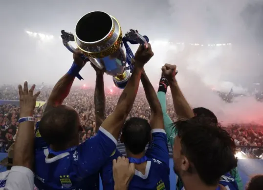 Para pemain Persib Bandung mengangkat trofi piala Liga 1 2024/2025 usai melakoni laga terakhir melawan Persis Solo di Stadion GBLA pada Sabtu, 25 Mei 2025. (Sumber: PERSIB)