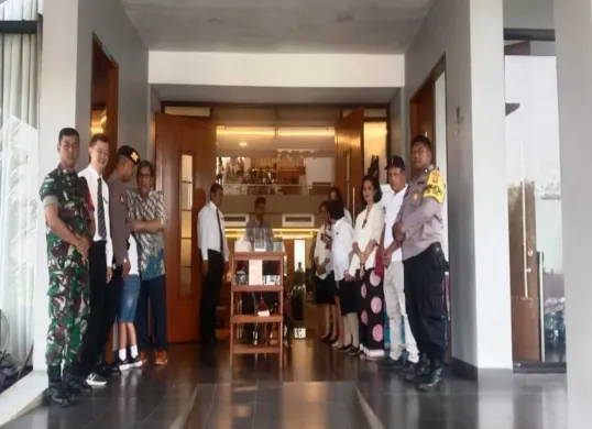 Personel keamanan dari kepolisian dan TNI di Cinere melakukan pengamanan pada Gereja GKI Lereng yang dipadati jemaat. (Sumber: Polsek Cinere)