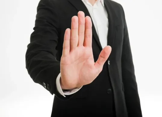 Bagaimana hadapi debt collector yang mendatangi Anda dengan mengancam. (Sumber: Freepik)
