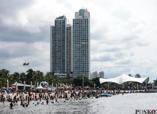 Suasana pengunjung di Pantai Ancol, Jakarta Utara. (Sumber: Poskota/Bilal Nugraha Ginanjar)
