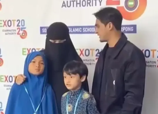 Herfiza Novianti istri Ricky Harun dalam penampilan barunya mengenakan cadar. (Sumber: Istimewa)