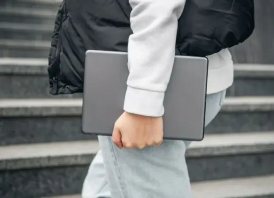 Dua stafsus era Nadiem Makarim diperiksa Kejagung soal dugaan korupsi pengadaan laptop. (Sumber: Freepik)