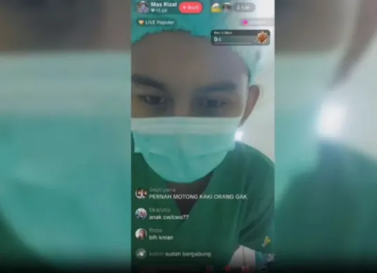 Live streaming TikTok saat tangani pasien, dua nakes dipecat tidak hormat. (Sumber: Istimewa)