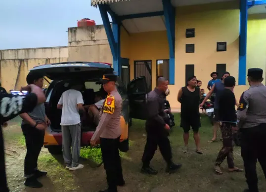 Anggota Polsek Cimanggis mengamankan tiga pelajar terlibat tawuran  antar Kelompok  di Sukatani, Tapos, Jumat Petang, 30 Mei 2025. Berserta barang bukti senjata tajam disita. (Sumber: Polsek Cimanggis)