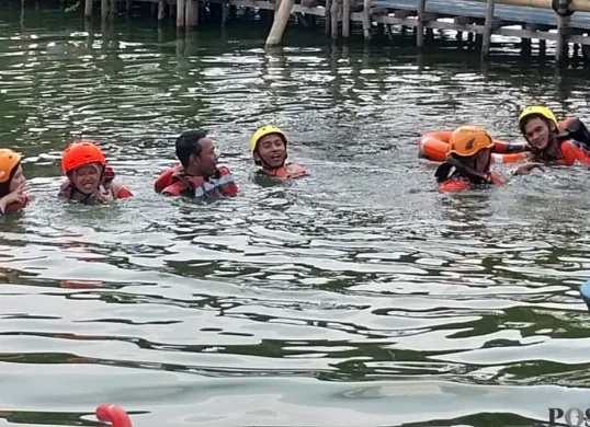 Puluhan relawan Baznas dan mahasiswa binaan mengikuti kegiatan water rescue di Situ Rawa Gede, Kota Bekasi, Sabtu, 31 Mei 2025. (Sumber: POSKOTA | Foto: Nurpini Aulia Rapika)